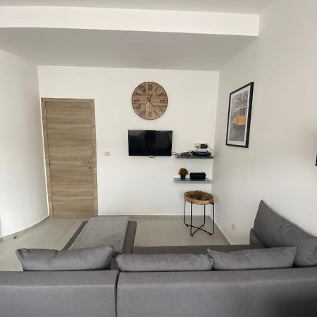 1-C Superbe Appartement Tres Calme Et Bien Decore Шарлеруа Экстерьер фото