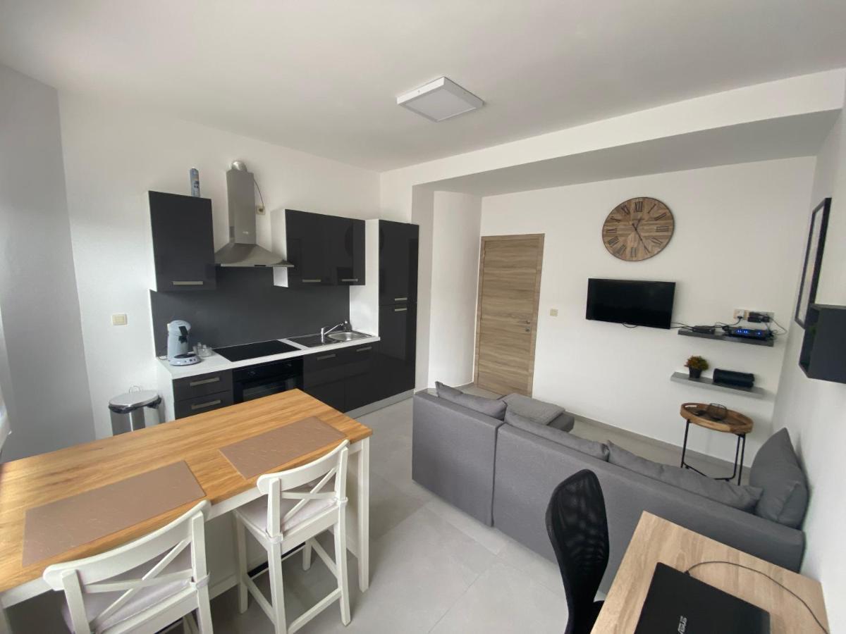 1-C Superbe Appartement Tres Calme Et Bien Decore Шарлеруа Экстерьер фото