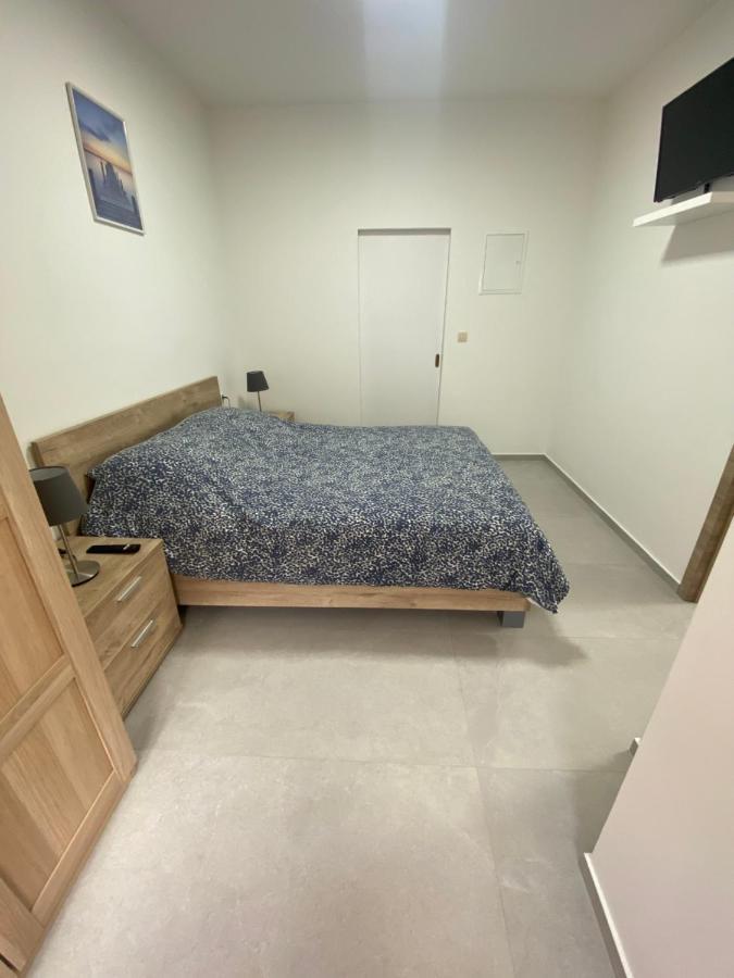 1-C Superbe Appartement Tres Calme Et Bien Decore Шарлеруа Экстерьер фото